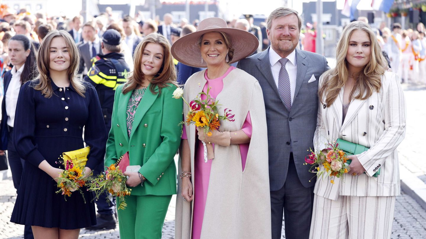 Los reyes Guillermo y Máxima de Holanda, acompañados de sus hijas, las princesas Ariane, Alexia y Amalia. (EFE/Van Hoorn)