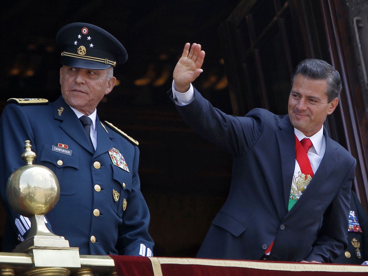 Foto:  El presidente de México Enrique Peña Nieto (d) saluda junto al secretario de la Defensa Nacional Salvador Cienfuegos en 2017. (EFE)