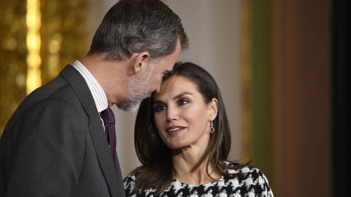  La reina Letizia, estreno total en blanco y negro y muchas sonrisas en Córdoba