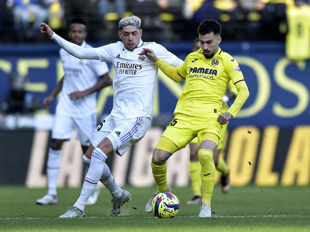 Foto: Vañverde y Baena, en un partido de Liga. (Reuters/Pablo Morano)