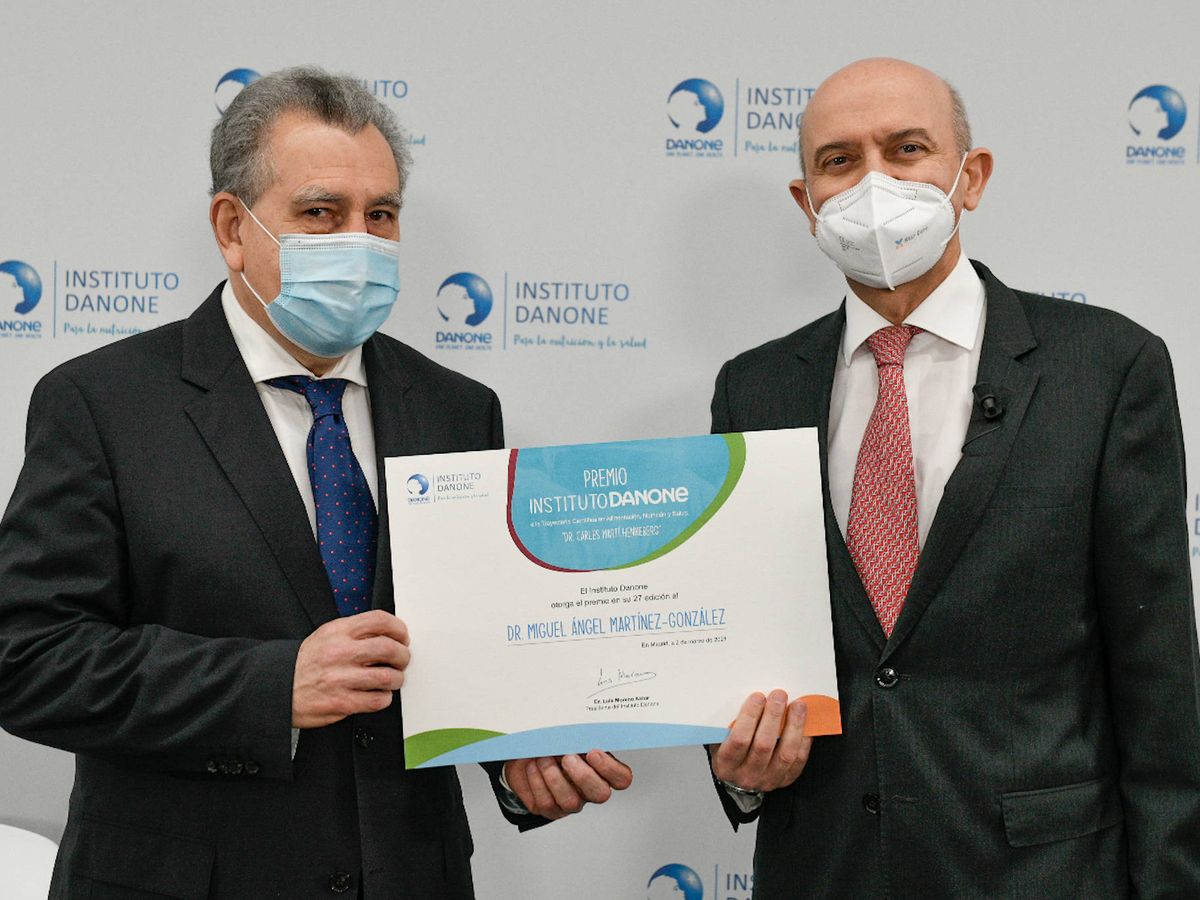 Foto: A la derecha, Miguel Ángel Martínez-González recibe el galardón ayer por su estudio sobre dieta mediterránea y covid.