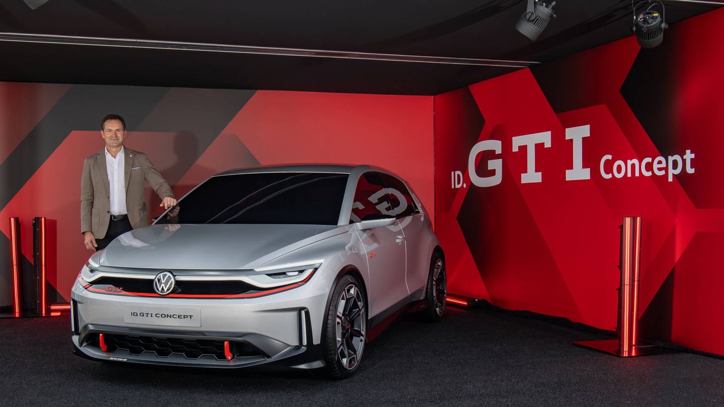 Thomas Schäfer, consejero delegado de Volkswagen, junto al ID. GTI Concept.