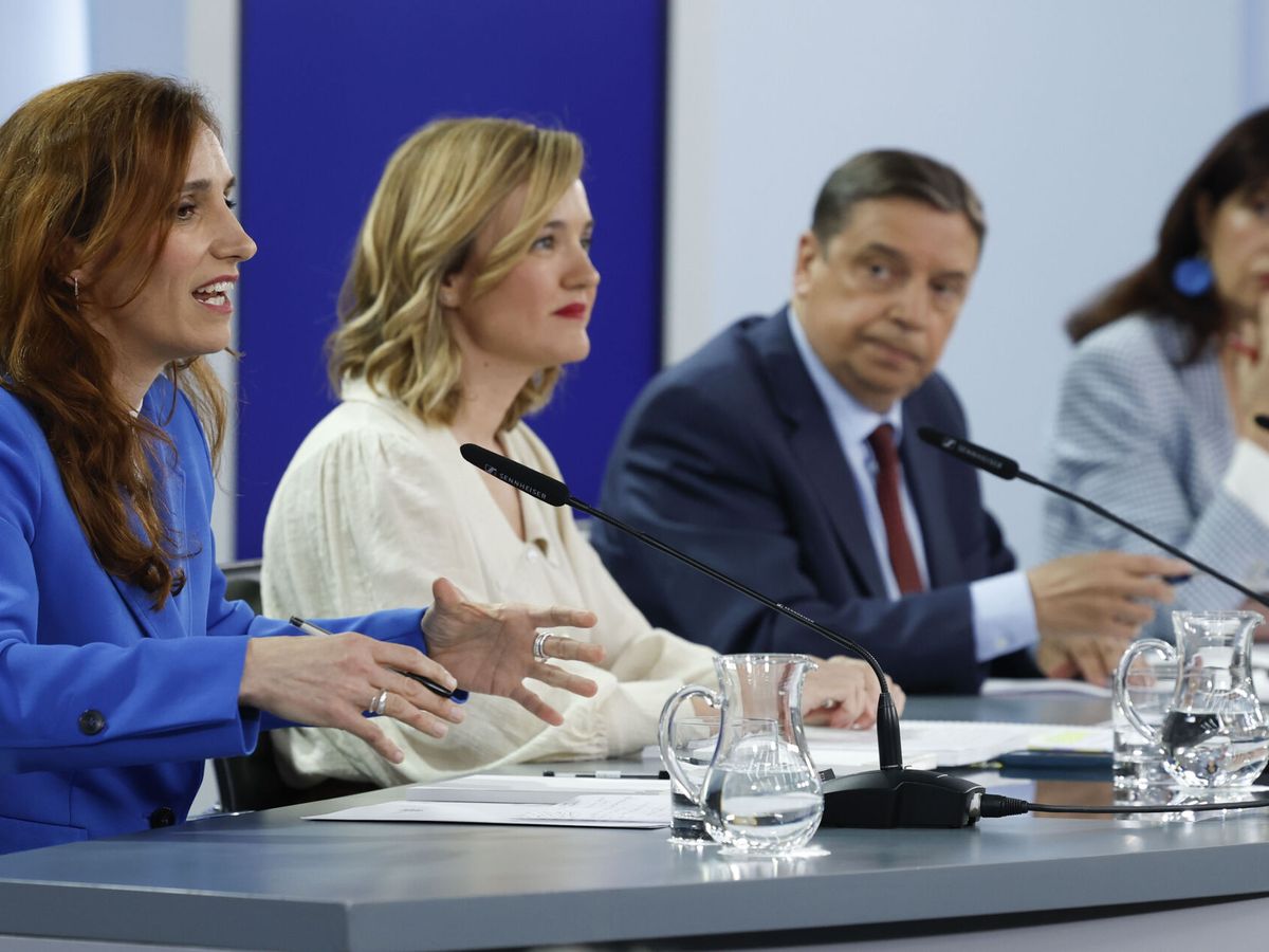 Foto: La portavoz del Gobierno, Pilar Alegría, este martes, junto a los ministros Luis Planas,  Ana Redondo y Mónica García. (EFE/J. J. Guillén)