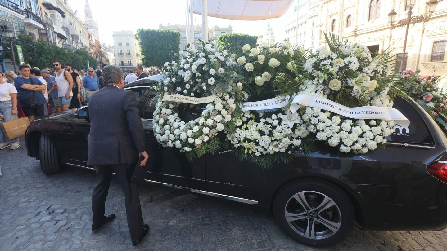 El coche fúnebre repleto de coronas oficiales. (Cordon Press)