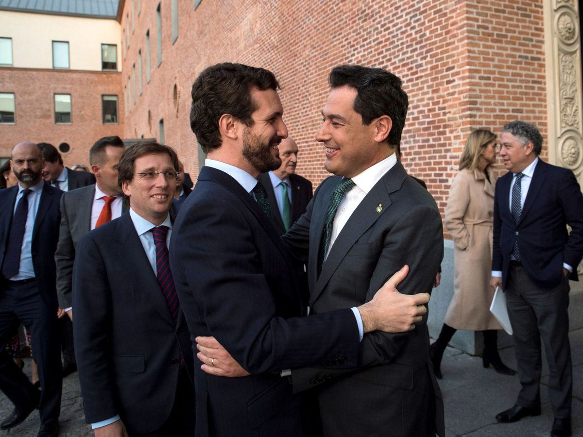 Foto: El líder del PP, Pablo Casado, y el presidente de Andalucía, Juanma Moreno. (EFE)