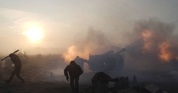 Foto: Soldados ucranianos disparan una pieza de artillería contra posiciones separatistas en Novoluhanske, en la región de Donetsk. (Reuters)