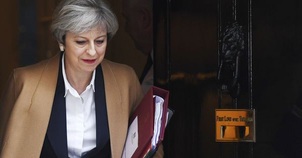 Foto: La primera ministra británica, Theresa May, sale del número 10 de Downing Street para acudir al Parlamento para informar de la activación del Brexit. (EFE)