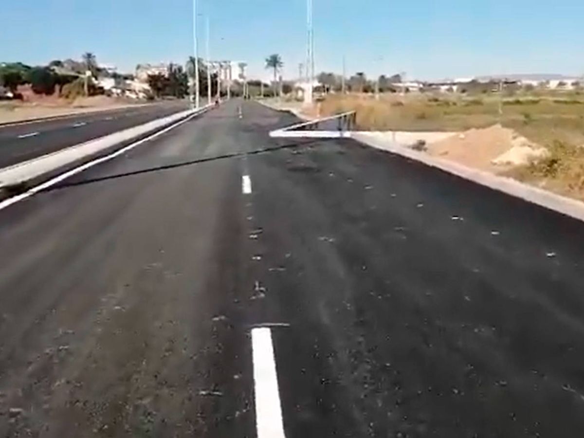 Foto: El "pico esquina" en una carretera que ha hecho que Cartagena sea viral (Twitter)