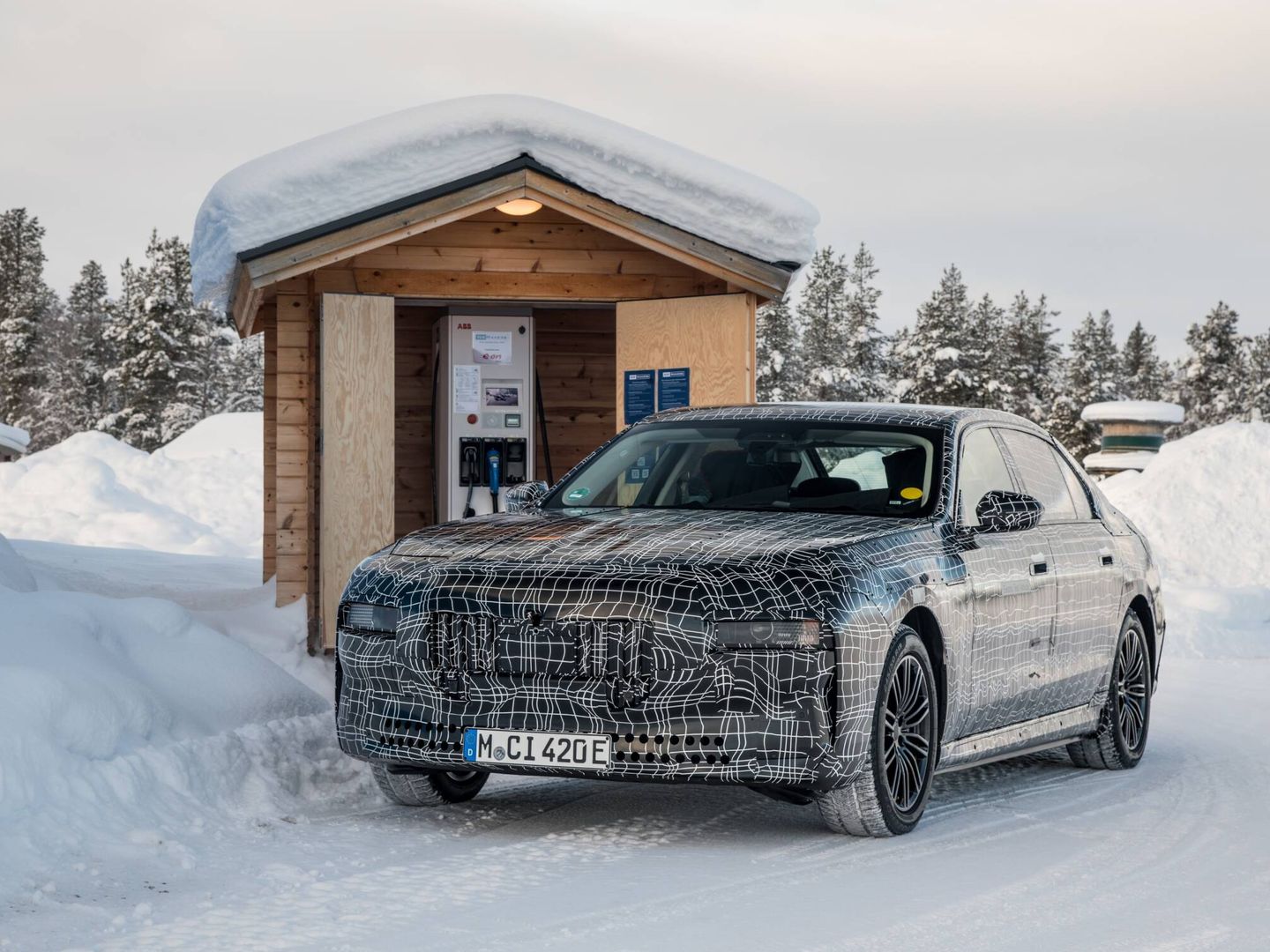 En los test invernales previos al lanzamiento de nuevos eléctricos, se comprueba la influencia del frío extremo en la recarga. (BMW)
