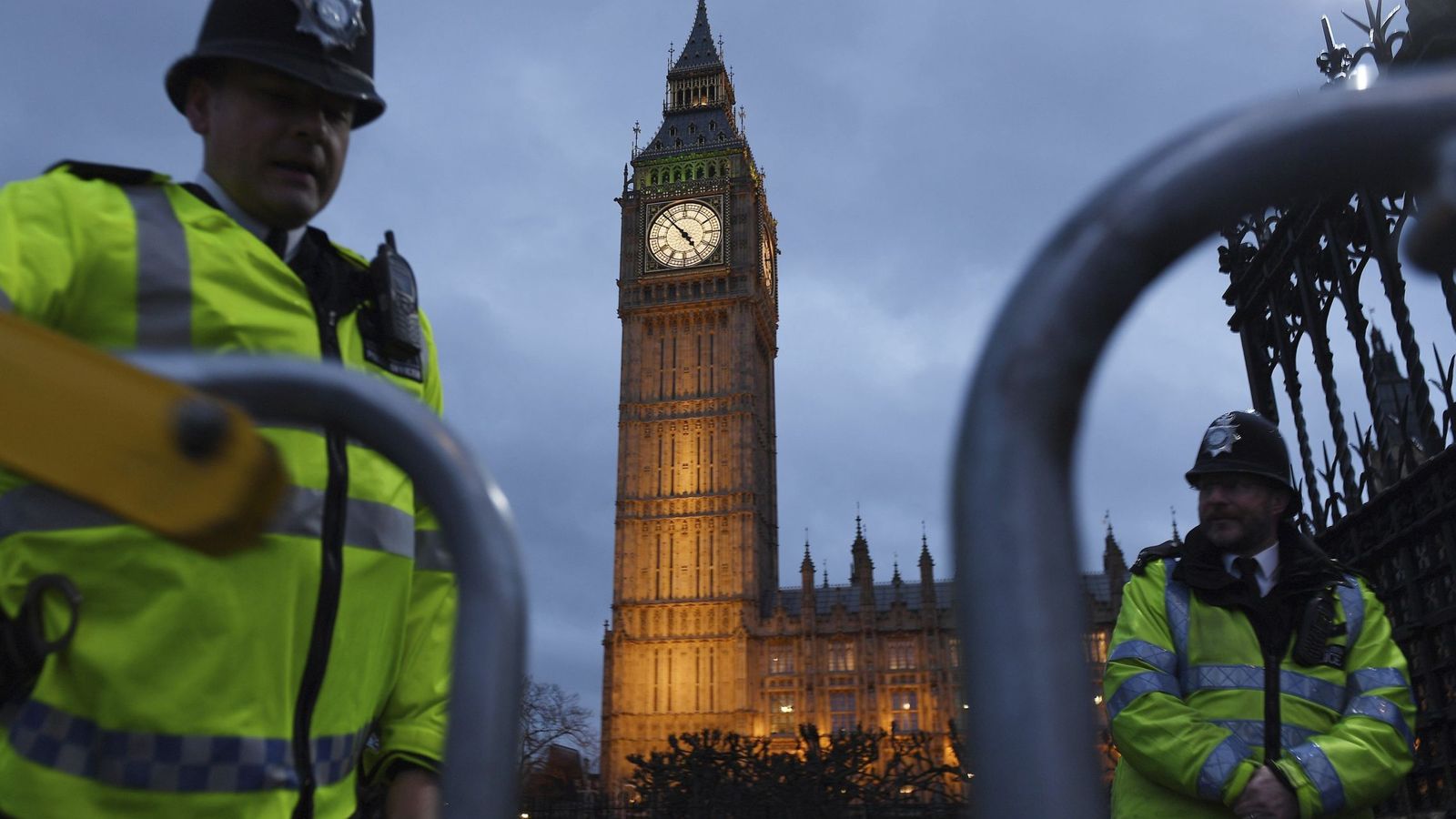 Foto: Dos policías montan guardia delante del Parlamento de Londres, el 1 de febrero de 2017. (EFE)