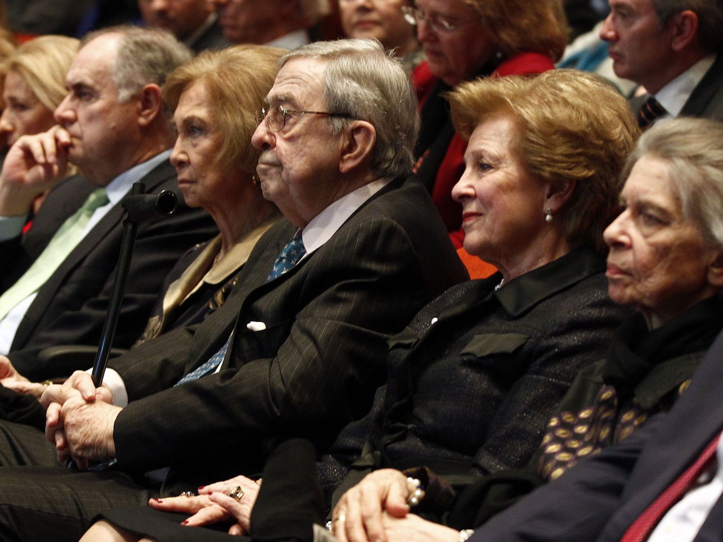 La reina Sofía, junto a sus hermanos, durante la presentación del libro. (EFE)