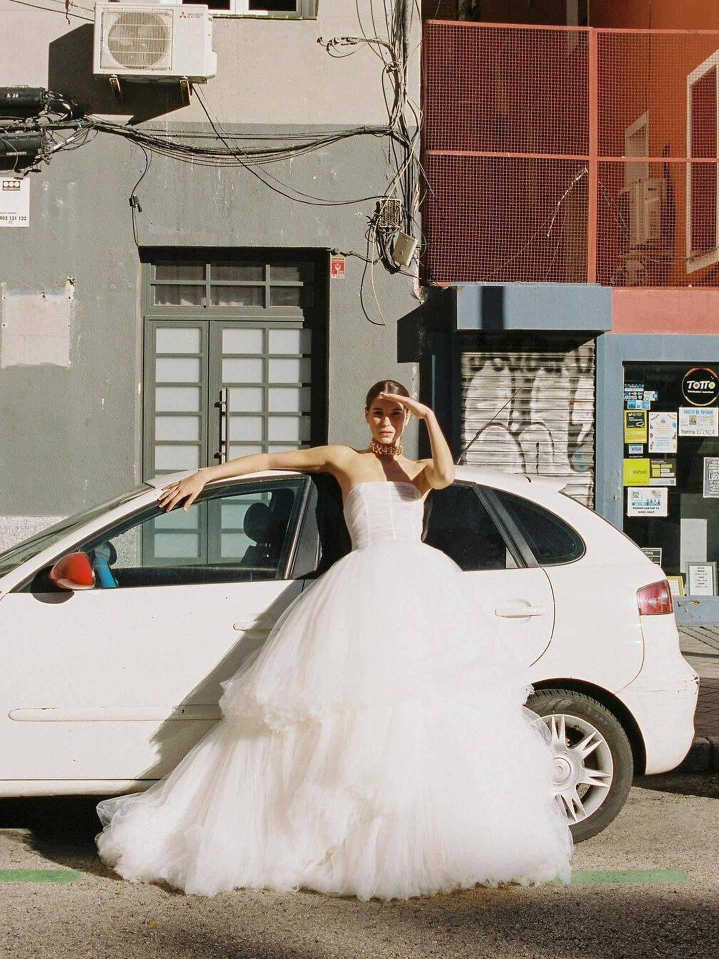 Un vestido de novia de Redondo Brand. (Instagram/@redondobrand/Dos más en la mesa)