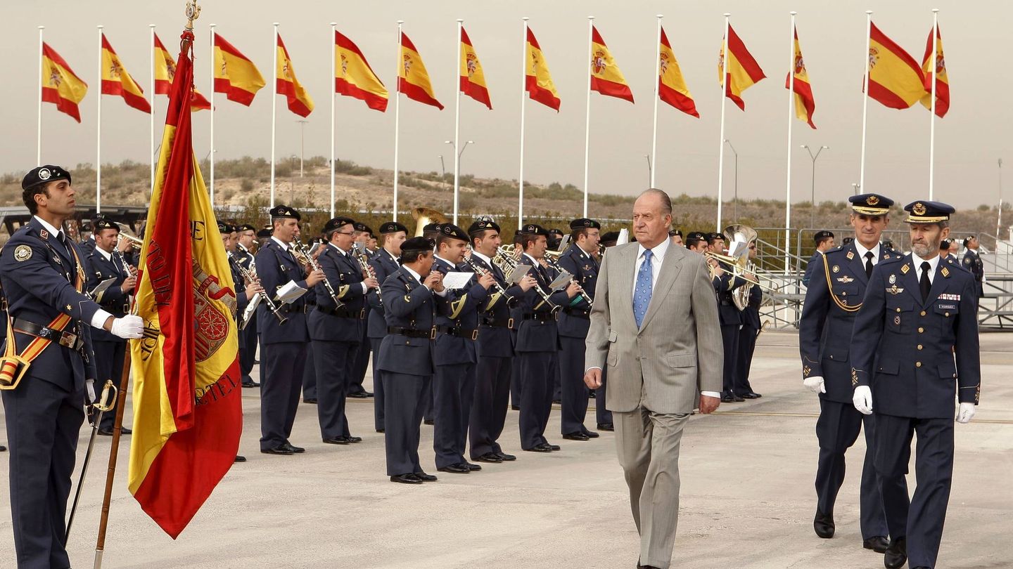 Don Juan Carlos, en 2009, junto al entonces jefe del Estado Mayor de la Defensa (Jemad), el general José Julio Rodríguez. (EFE)