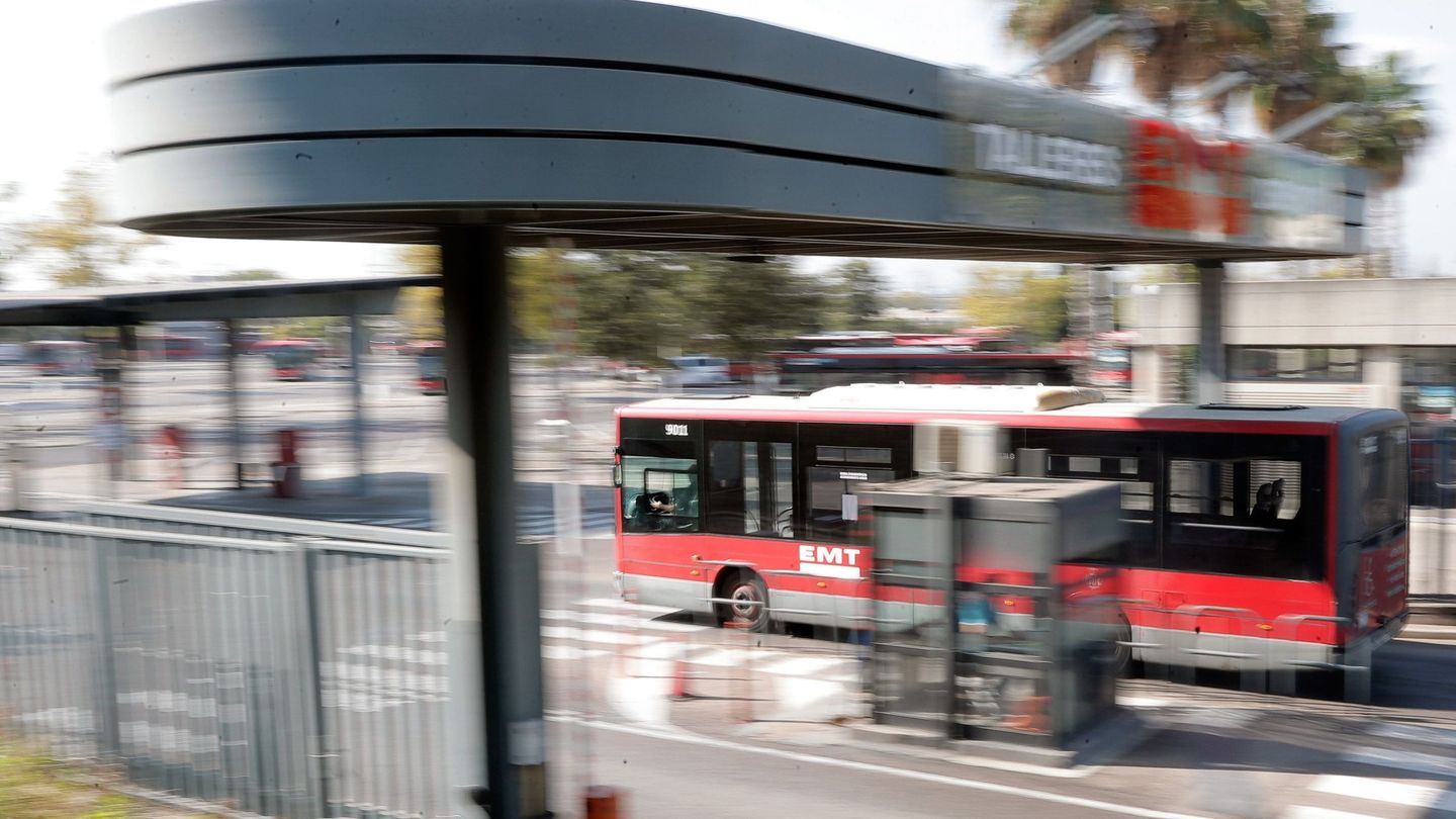 Un autobús de la EMT de Valencia accede a las cocheras de la ciudad. (EFE/Kai Försterling)