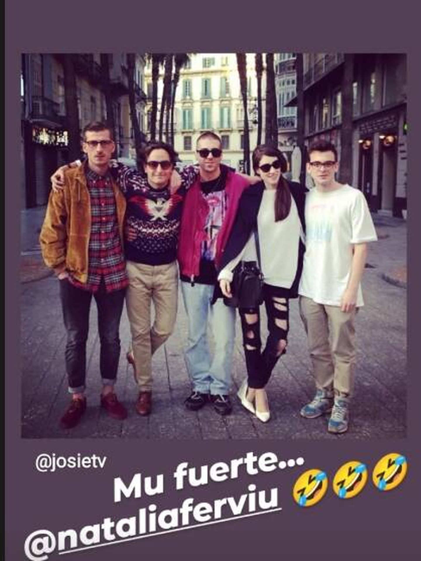 Josie y Natalia Ferviú, con un grupo de amigos. (Instagram/@josietv)