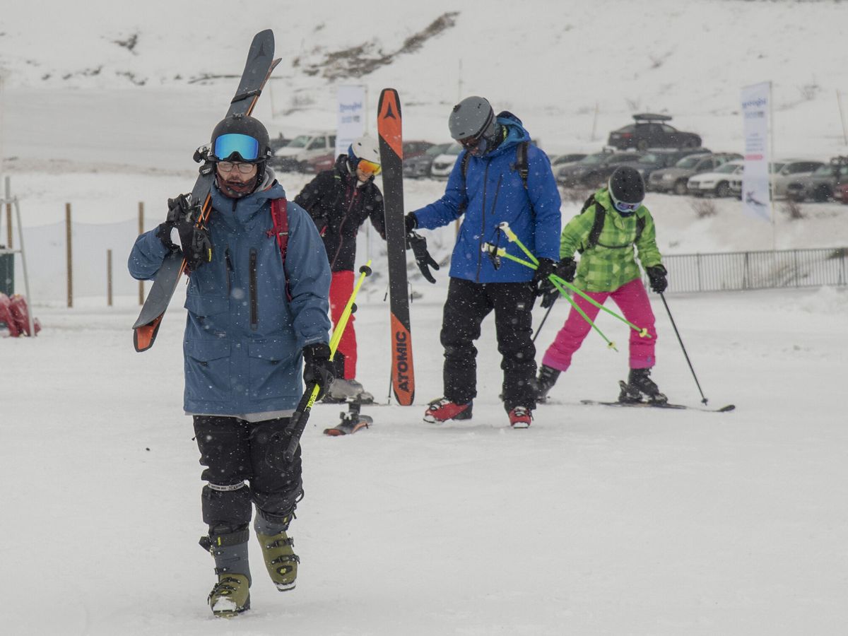Foto: Esquiadores, en el Pirineo aragonés. (EFE/Javier Blasco)