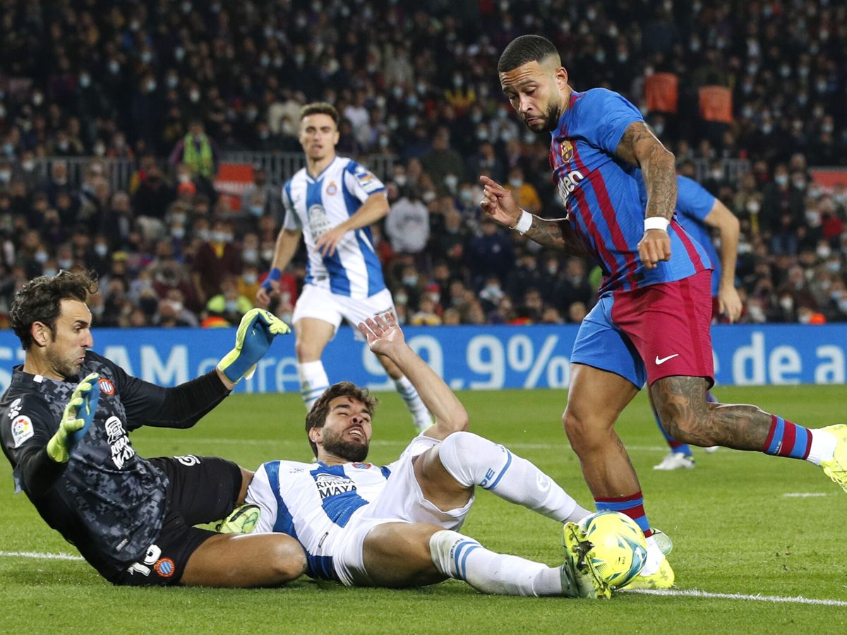 Foto: El único gol del Barça vino tras un penalti más que dudoso sobre Depay que el mismo se encargaría de transformar. (Reuters)