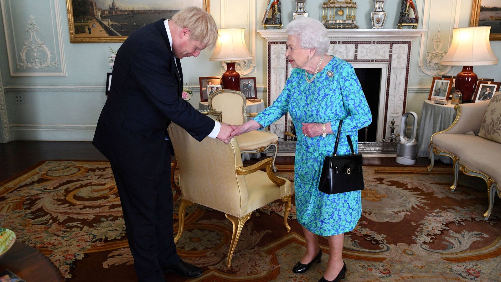 Foto: Boris Johnson, junto a Isabel II. (Reuters)