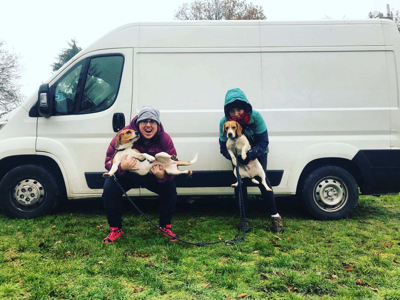 Laura y Eli con sus perros y su furgoneta en Francia. (Cedida)