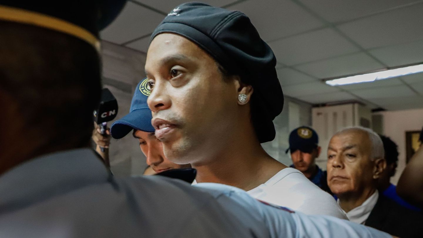 Ronaldinho camino de la cárcel en la Agrupación Especializada de Asunción. (Efe)