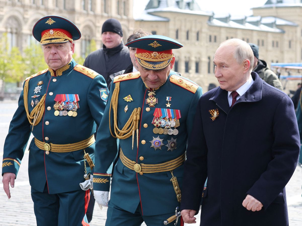 Foto: Vladímir Putin, jutno a Serguéi Shoigú, el 9 de mayo. (REUTERS)