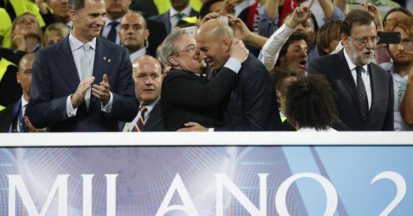Foto: Florentino Pérez felicita a Zidane tras ganar la Champions en Milan. (EFE)