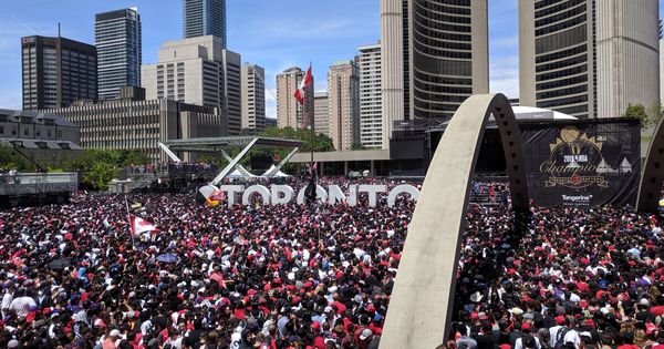 Foto: Imagen de la multitud en la plaza Nathan Phillips de Toronto. (Reuters)