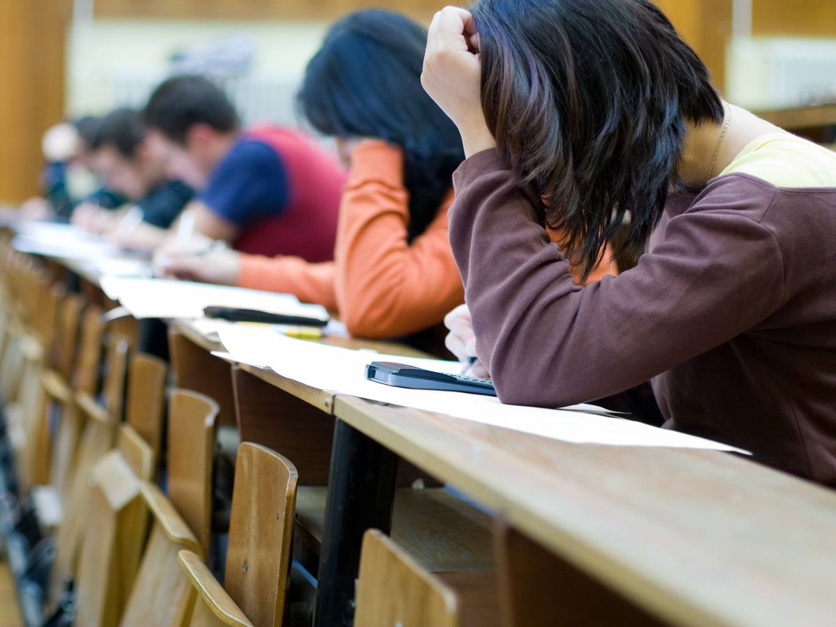 Foto: Estudiantes en un examen. (iStock)