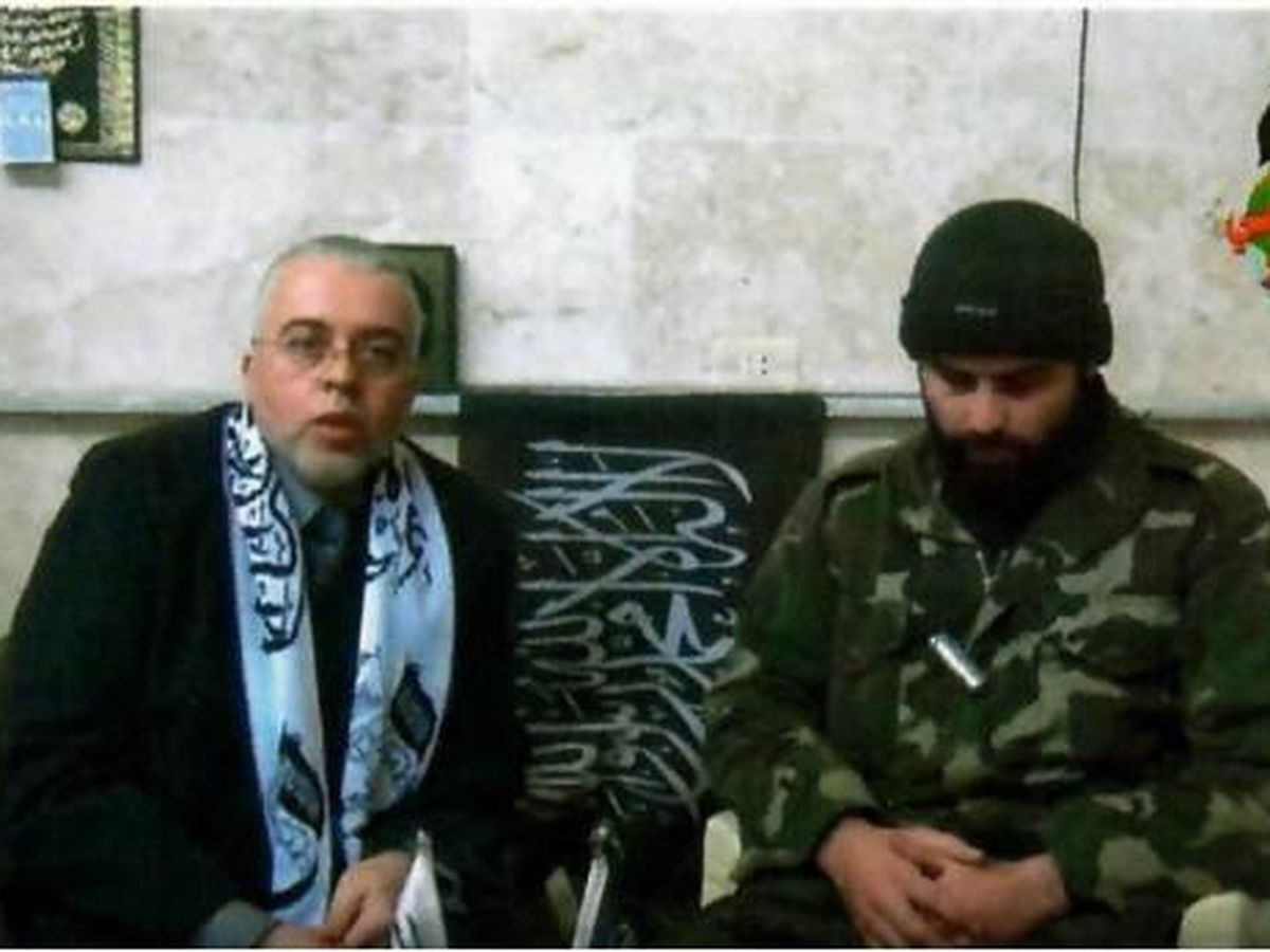 Foto: Un miembro del Partido de la Liberación Islámica entrevista a un miliciano de la guerra en Siria. (Cedida)