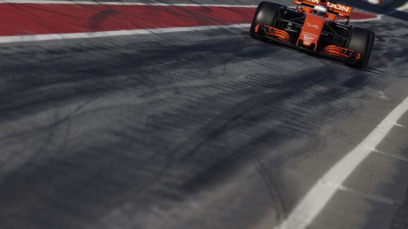 Foto: El McLaren-Honda MCL32 pilotado por Fernando Alonso la semana pasada en Montmeló (Alejandro García/EFE)