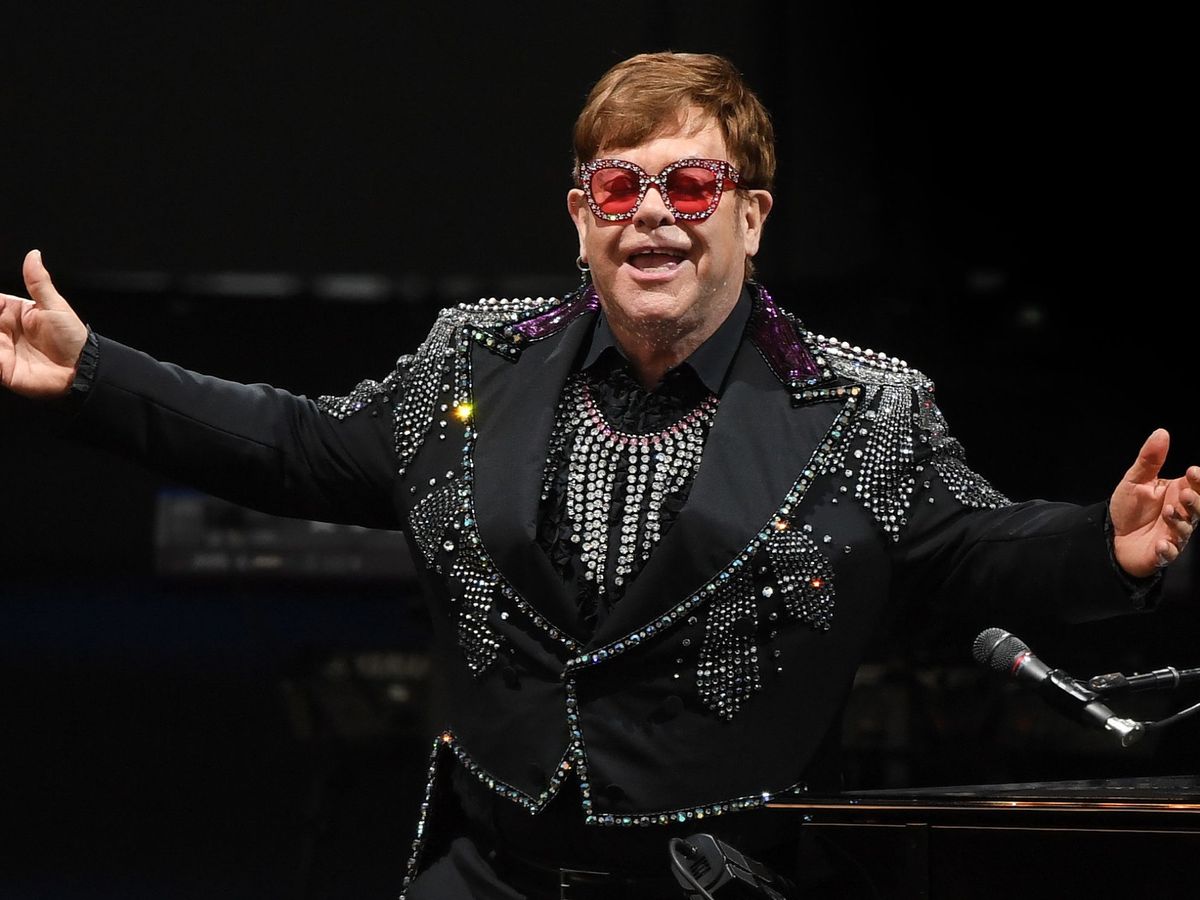 Foto: Elton John, como el resto de los artistas, actuará desde su casa. Foto: EFE EPA JULIAN SMITH 