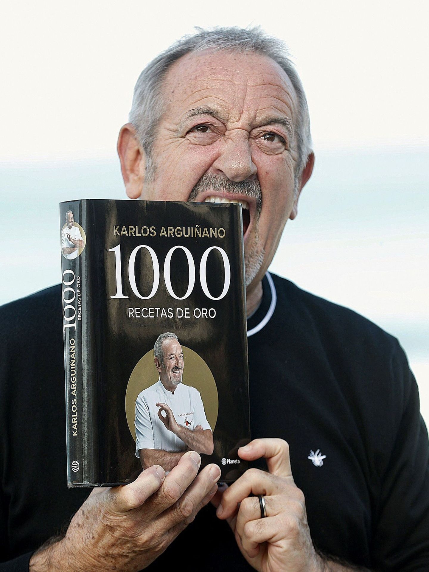 Karlos Arguiñano con su último libro, '1.000 recetas de oro'. (EFE)