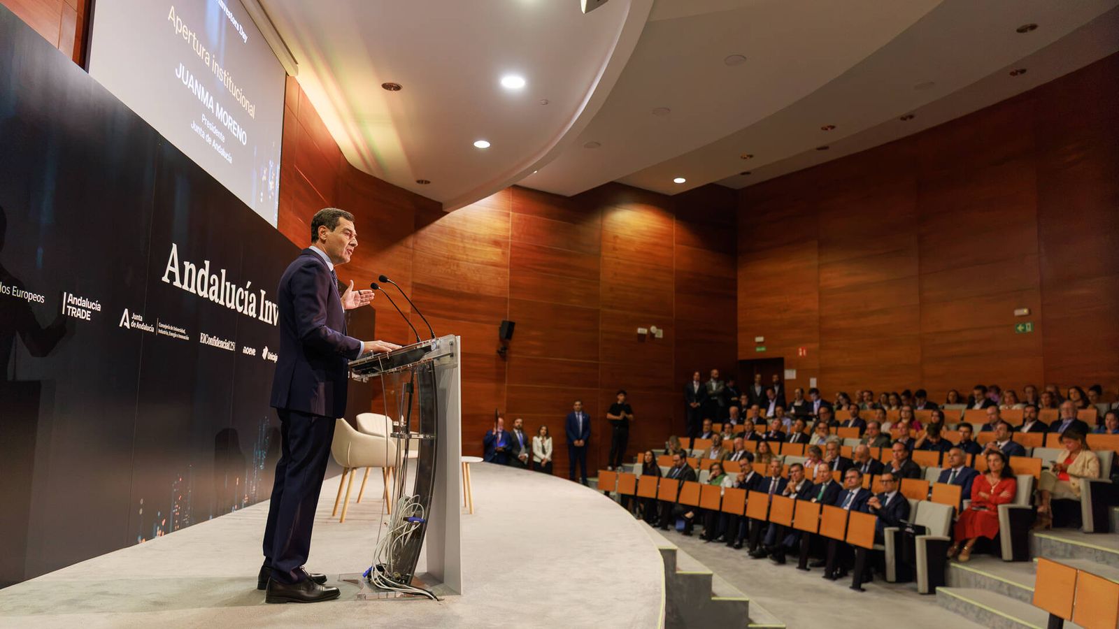 Así fue el VIII Foro Andalucía Investors Day: mantener las raíces sin perder innovación La sede de Cox está en Sevilla y se va a mantener en Sevilla. El talento que hay aquí es impagable, aseguraba orgulloso Enrique Riquelme, presidente de la energética, ante el resto de ponentes