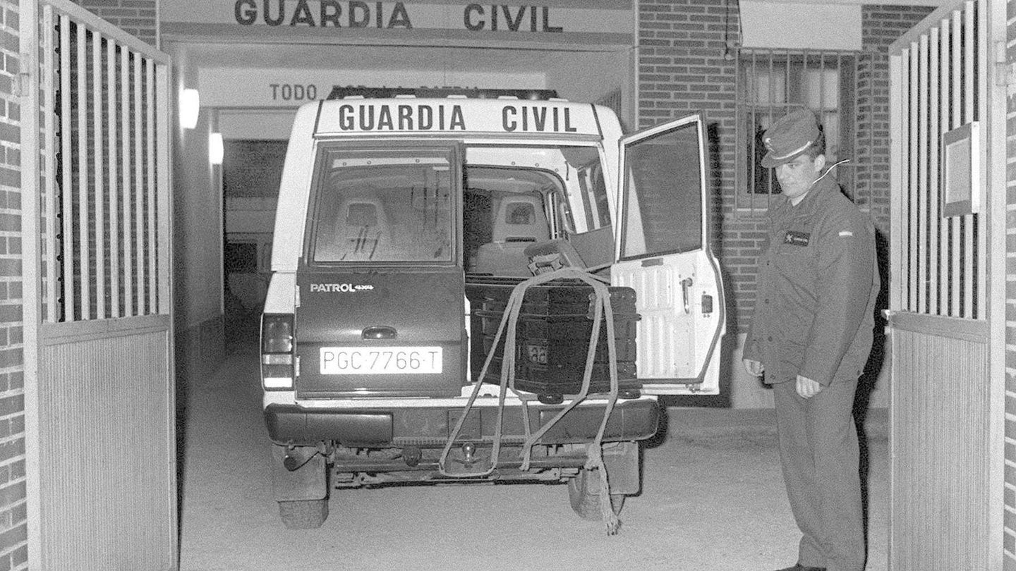 La Guardia Civil transporta los féretros de las tres niñas el día en que aparecieron en el paraje de La Romana. (EFE) 