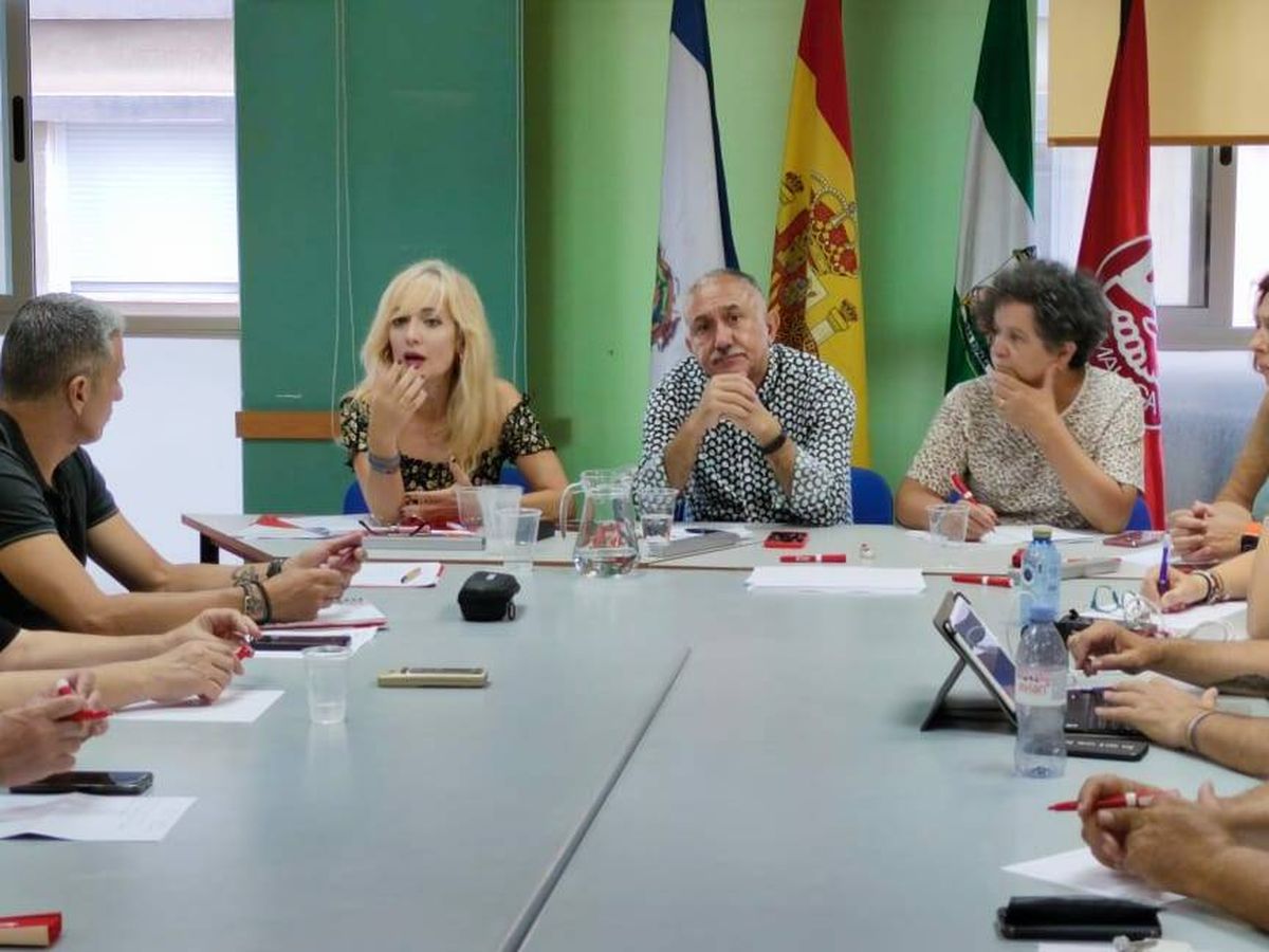 Foto: Álvarez, en el centro, durante una reunión con la ejecutiva y responsables federaciones de UGT Málaga. (UGT-A)