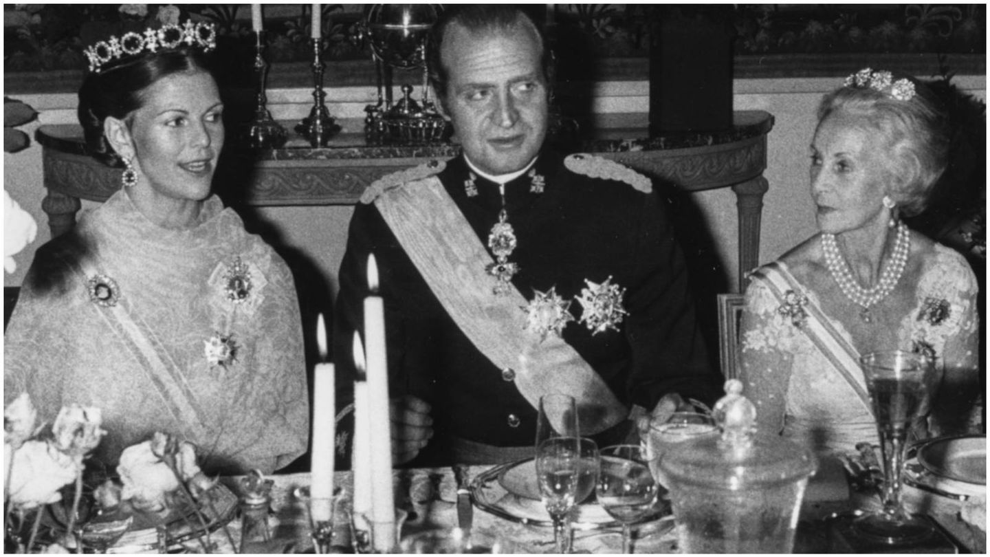 La reina Silvia de Suecia, junto al rey Juan Carlos I y la princesa Lilian. (Getty)