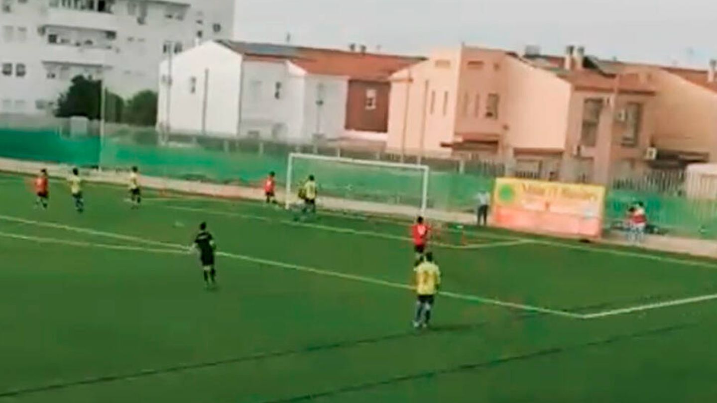 Momento del partido entre el Gerena y el Conil, donde los primeros ganaron por 6 goles a 0. (Youtube)