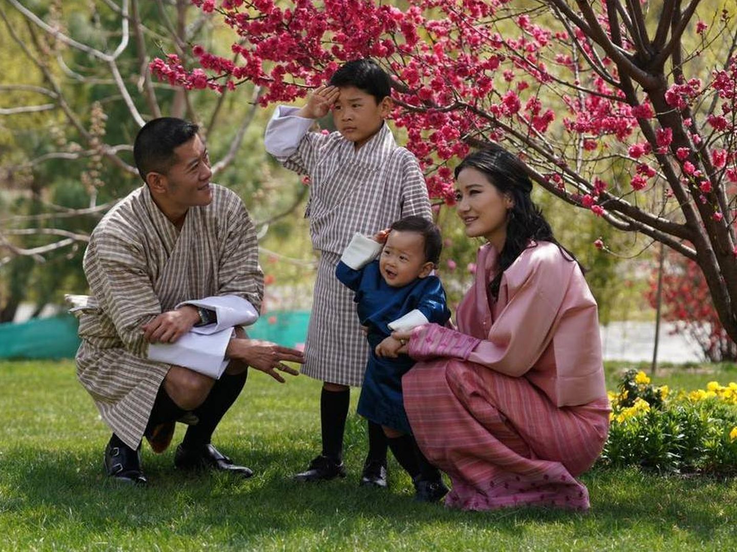Los reyes con sus hijos. (Familia Real de Bután)