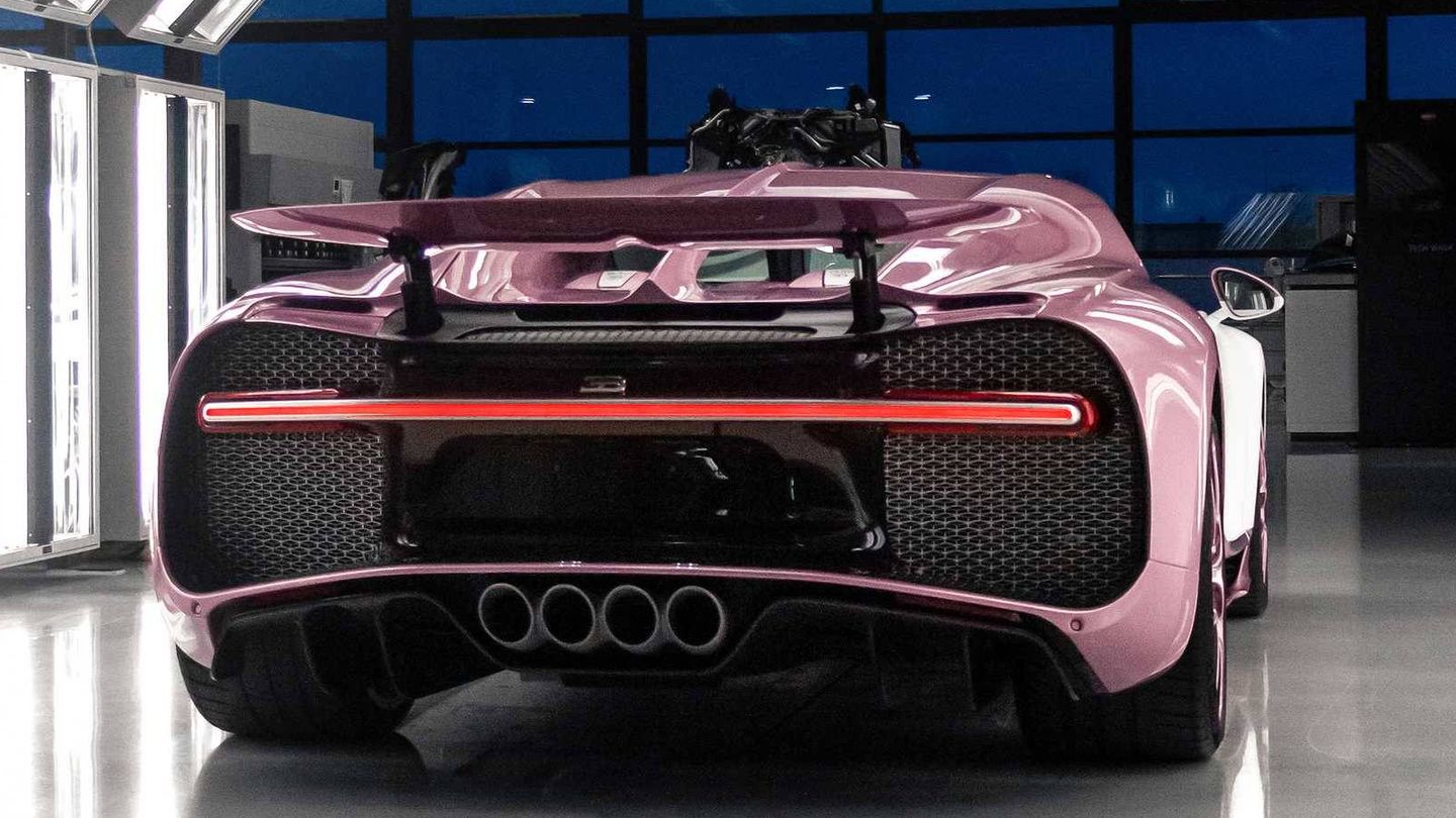 Frontal de color blanco y trasera en tono rosa, un Bugatti Chiron para San Valentín. 