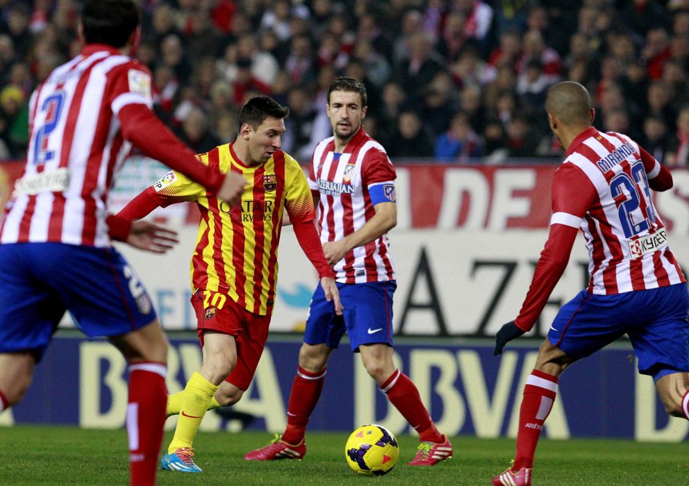 Foto: Leo Messi rodeado de jugadores rojiblancos.