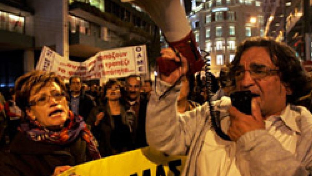 Los funcionarios griegos inician un paro de 48 horas en protesta por la situación del país
