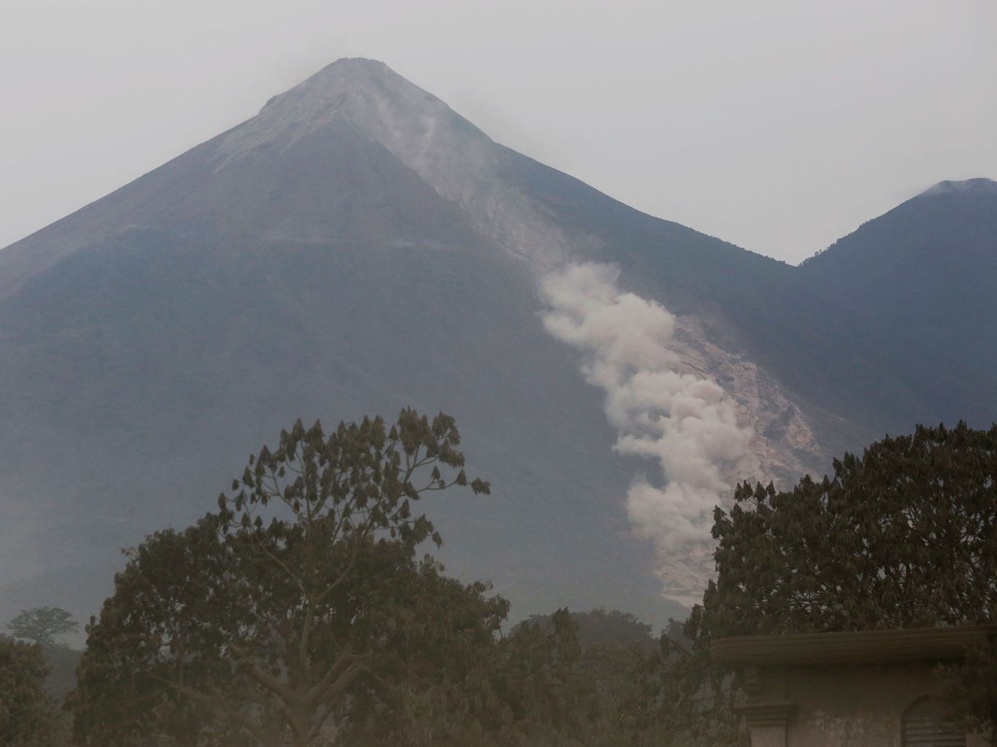 Vista de la cascada de lava descendiendo por la ladera del Volcán de Fuego. (Reuters)