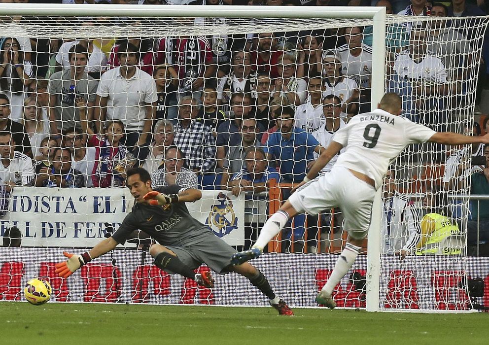 Foto: Bravo trató sin éxito de atrapar el disparo cruzado de Benzema en el tercer tanto del Real Madrid. 