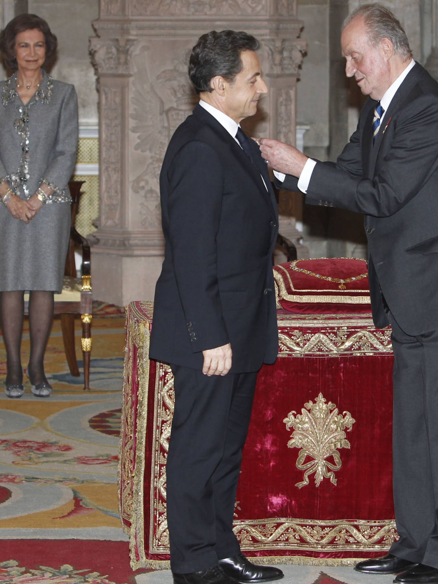 El Rey otorgando a Sarkozy la orden. (Gtres)