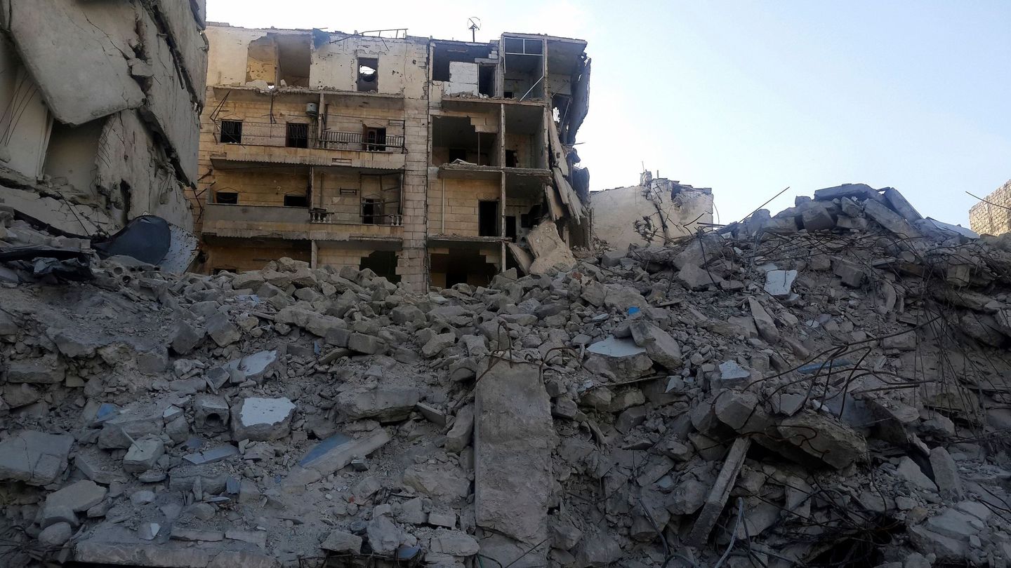 Escombros y edificios a medio derruir en el barrio de Al Ansari, en el este de Alepo. (EFE)