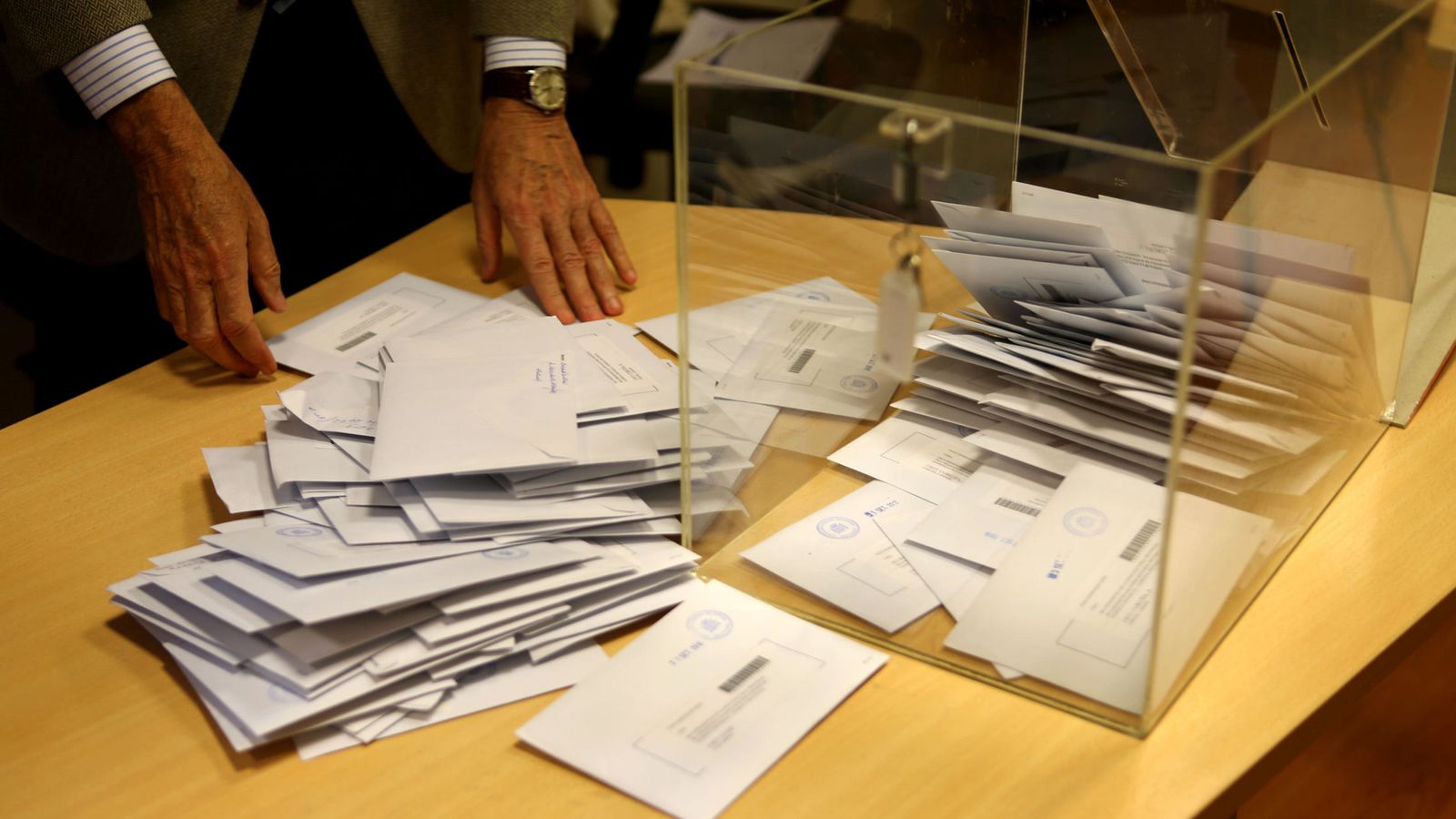 Foto: Recuento electoral de votos para las elecciones en Galicia (EFE)