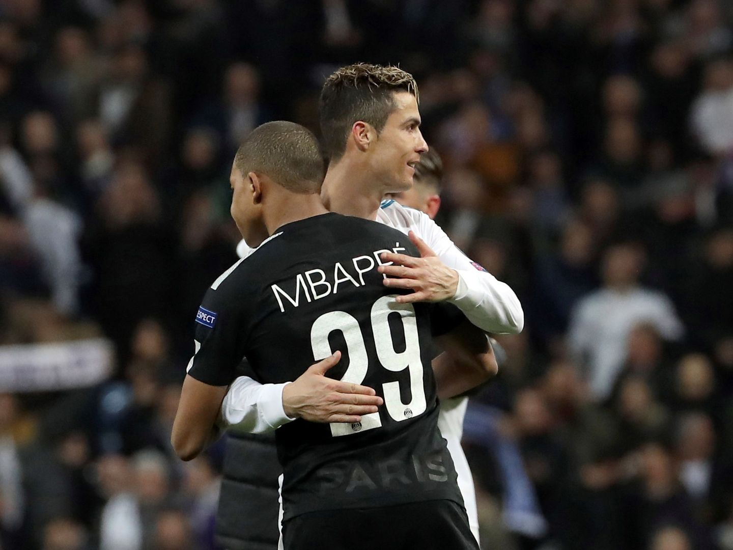 Mabppé se abraza a Cristiano Ronaldo en un partido entre el PSG y el Real Madrid. (Efe)