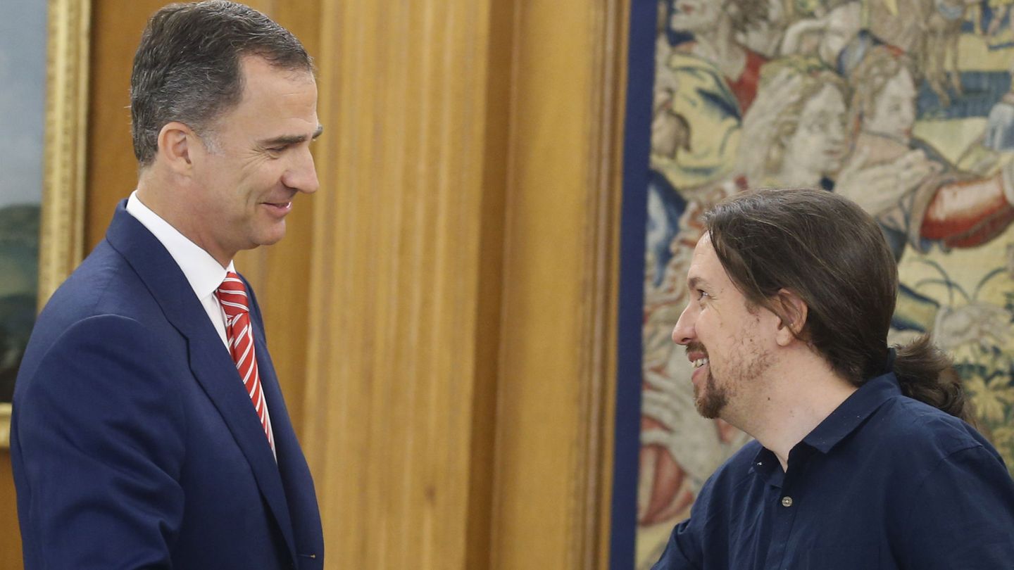 El Rey saluda a Pablo Iglesias. (EFE)