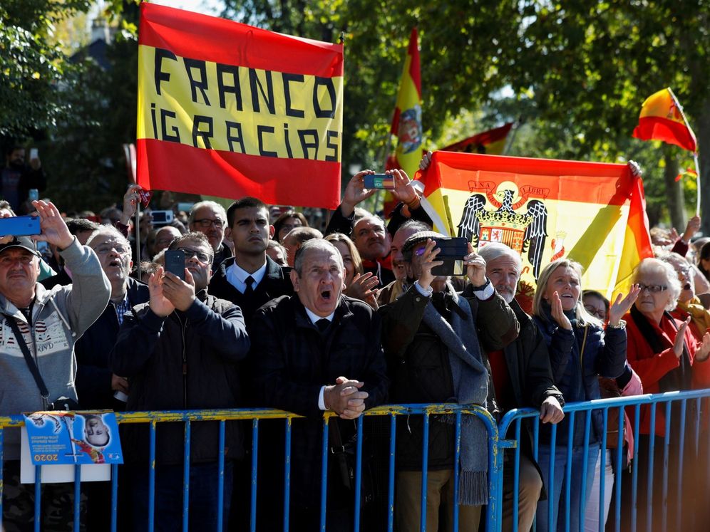 Foto: Seguidores de Franco concentrados en el acceso al cementerio de Mingorrubio. (EFE)