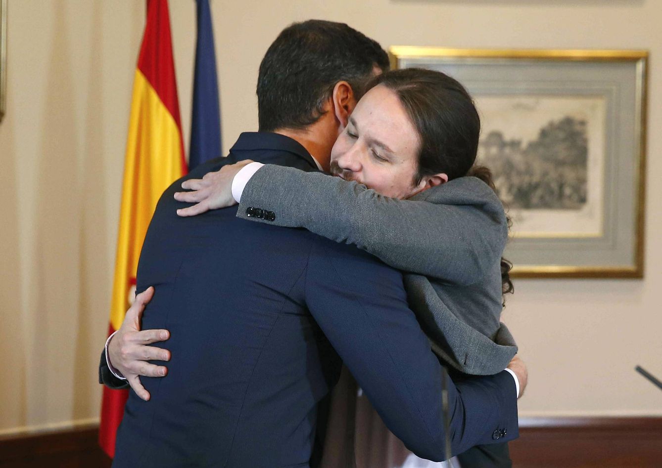 Pedro Sánchez y Pablo Iglesias se abrazan  tras firmar su acuerdo. (EFE)